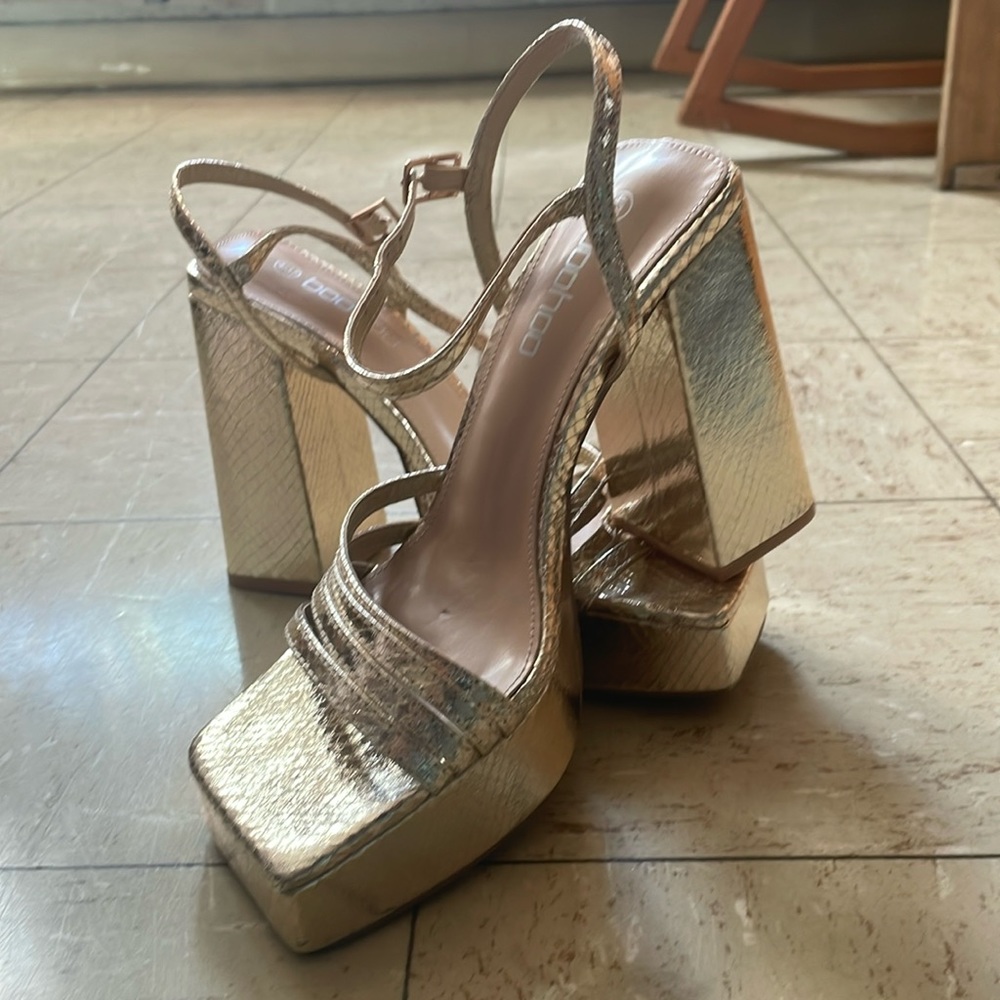 Gold Boohoo Heels. Womans size 6